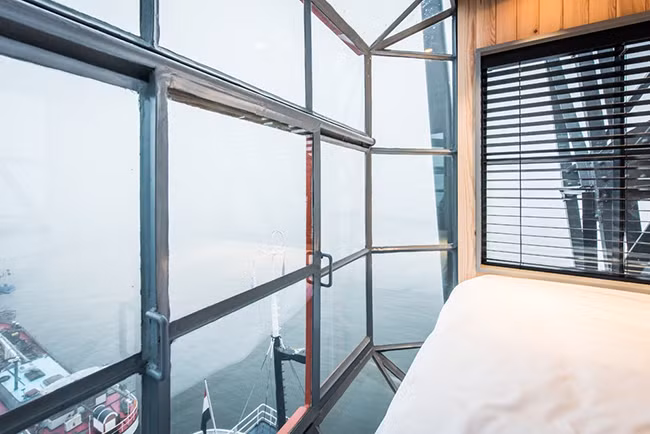 Phải leo qua một chiếc thang để đến phòng ngủ trên cùng