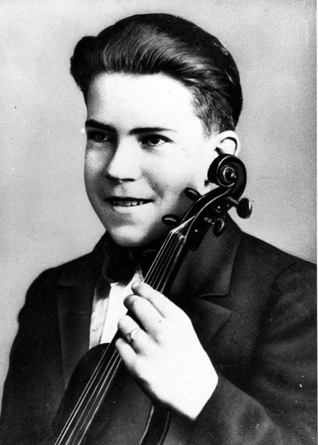 Cựu Tổng thống Richard Nixon chơi violin trong dàn nhạc thời trung học. Ngoài violon, ông cũng có thể chơi nhiều loại nhạc cụ khác như saxophone, accordion và piano. (Ảnh: Business Insider)