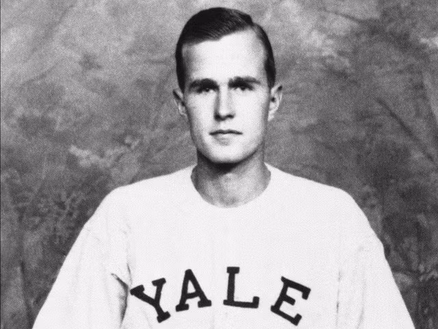  Cựu Tổng thống Bush “cha”, ông George H. W. Bush, từng là đội tưởng đội bóng chày Đại học Yale vào năm 1947. (Ảnh: AP)