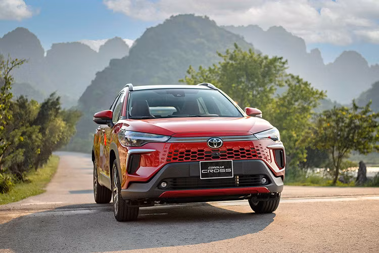  Toyota Corolla Cross: 996 xe Sau nhiều tháng vắng bóng, Toyota Corolla Cross bất ngờ quay trở lại Top 10 xe bán chạy nhất với doanh số 966 xe bán ra và đứng ở vị trí thứ 3 trong bảng xếp hạng. Cộng dồn 5 tháng đầu năm, đã có 1.367 xe Corolla Cross được bán ra thị trường, chỉ bằng khoảng 1/4 so với cùng kỳ năm 2023. 