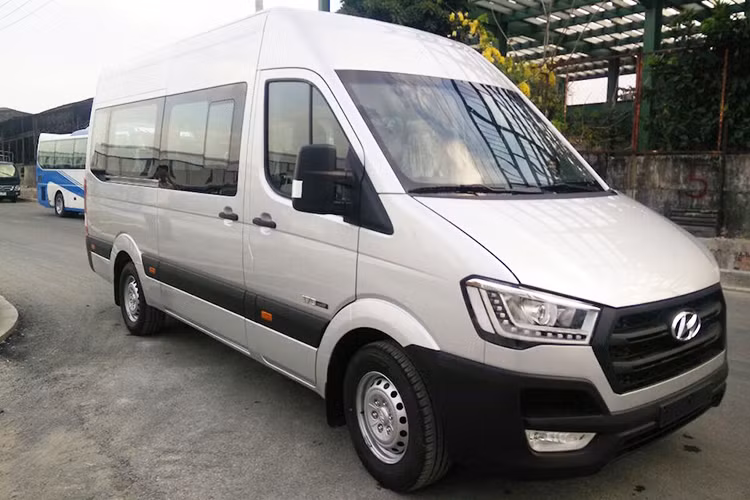 Mẫu xe Hyundai Solati sẽ có 4 màu sắc cho khách hàng lựa chọn bao gồm 4 màu: bạc, trắng, ghi vàng và đen. Được biết mẫu xe minibus 16 chỗ của Hàn Quốc này hiện có giá bán khoảng 1,19 tỷ đồng tại thị trường Việt Nam - xe do Thaco Trường Hải phân phối. 