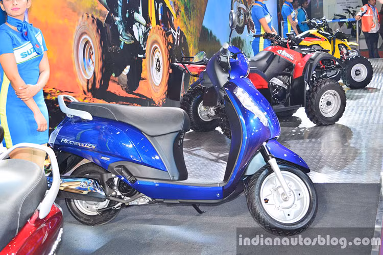 Đối thủ cạnh tranh trực tiếp của Suzuki Access 125 2014 tại thị trường Ấn Độ vẫn là dòng xe ga Vespa đến từ Ý và đồng hương Honda Activa 125. Giá bán khởi điểm của Suzuki Access 125 mới tại thị trường Ấn Độ là 53.887 Rupee, tương đương 805 USD (khoảng 16m8 triệu đồng).