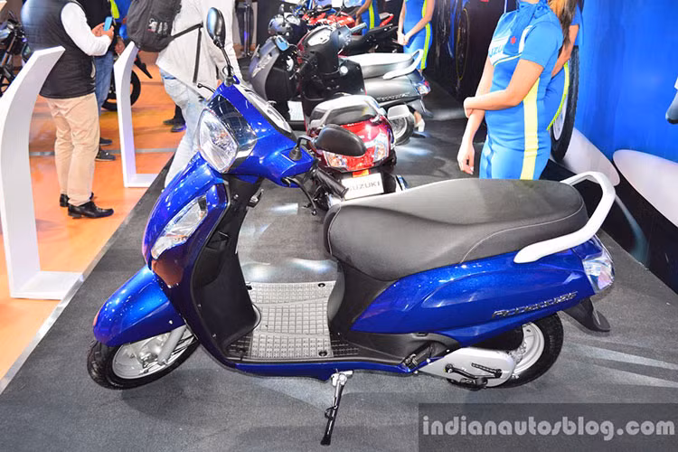 So với phiên bản cũ, Suzuki Access 125 thế hệ thứ hai sở hữu ngoại hình không thay đổi quá nhiều. Hãng Suzuki chỉ thay đổi đôi chút ở thiết kế bên ngoài của phiên bản trước và bổ sung thêm những màu sơn mới, hệ thống chiếu sáng bắt mắt hơn.