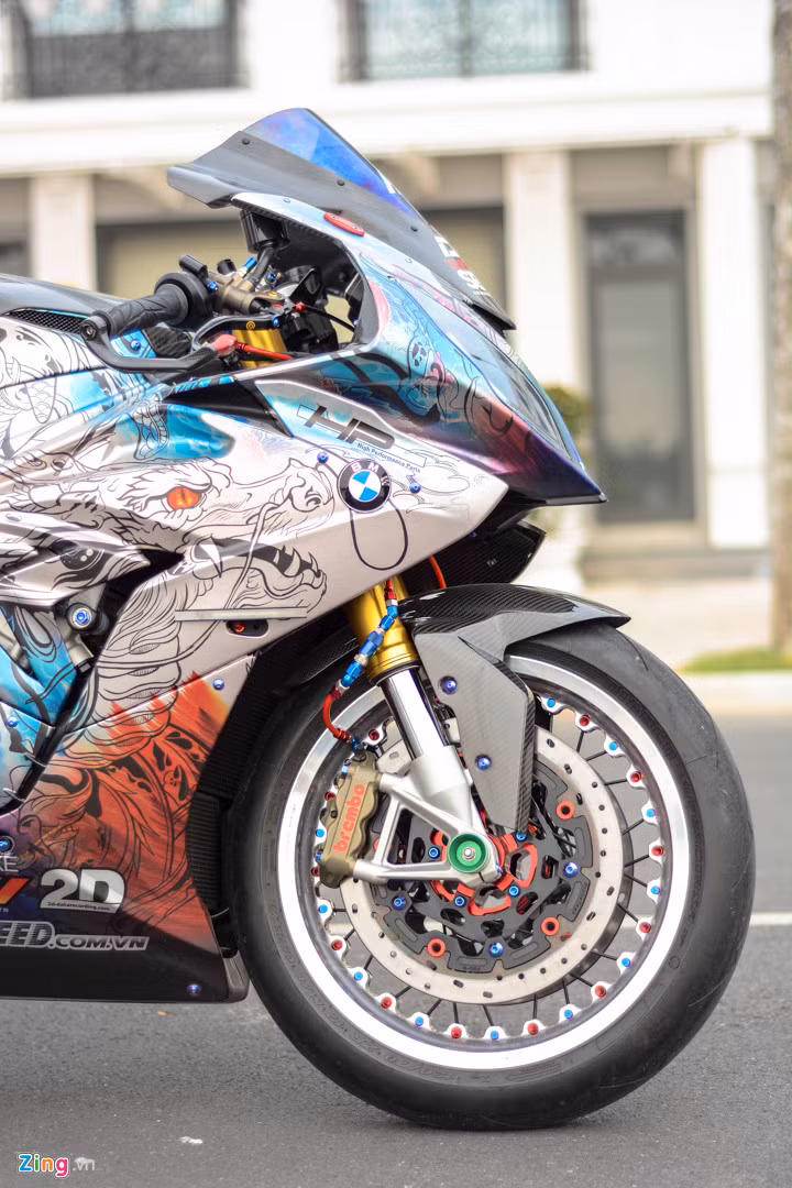 Hệ thống phanh được thay đổi hoàn toàn với đĩa phanh kép của Brake Tech, kẹp phanh Brembo CNC của MotoGP đi cùng cùm thắng Brembo Radial Master. Hệ thống phanh được truyền tải qua bộ dây dầu chịu nhiệt chất lượng cao của Earl's.