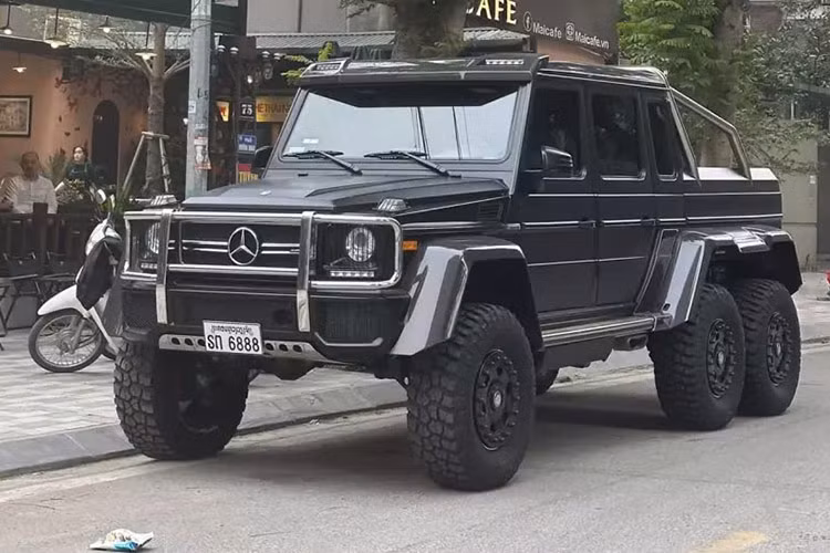 Mới đây, chiếc xe SUV Mercedes-Benz G63 AMG 6x6 đã bị bắt gặp lăn bánh tại Hà Nội sau hơn 2 năm mất tích, phải về Lào để làm lại giấy tờ cho hợp lệ lưu thông tại Việt Nam. Không ít người đã để lại lời khen cho ngoại thất mới dán đổi màu của xe Mercedes-Benz G63 AMG 6x6, nó ngầu, cá tính hơn nhiều so với màu sơn nguyên bản là vàng.