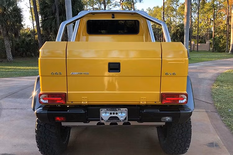 Cụ thể, chủ xe đã cho Mercedes-Benz G63 AMG 6x6 này diện bộ áo đen nhám, 1 trong các màu sơn đã là đặc trưng của dòng xe SUV hạng sang này. Với dàn chân nguyên bản cũng mang màu tối, đây có thể xem là 1 trong số rất ít xe Mercedes-Benz G63 AMG 6x6 "Batman" trên thế giới.