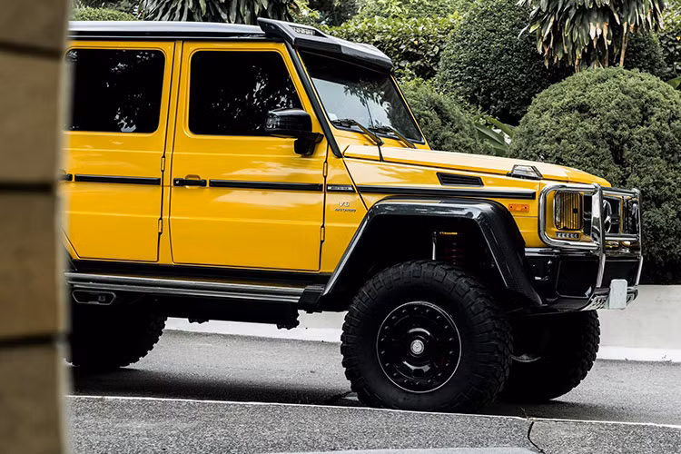 Lần đầu tiên trình làng vào năm 2013, mẫu xe SUV "hàng khủng" Mercedes-Benz G63 AMG 6x6 nhắm đến các đại gia dầu mỏ ở Trung Đông do có sở thích off-road trên sa mạc. Trong đó, hãng xe sang Đức đã trang bị đến 4 bánh sau cho "quái vật off-road" này.