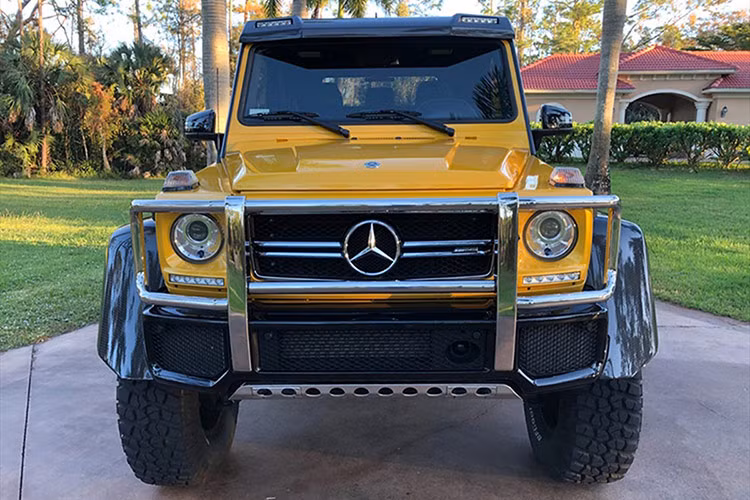  Mercedes-Benz G63 AMG hạng sang là dòng xe SUV được mệnh danh là "ông vua địa hình", và thiết kế của xe gần như không thay đổi tổng thể quá nhiều sau hàng thập kỷ có mặt trên thị trường, bỏ qua bản thế hệ thứ 2 với phiên bản mới nhất chạy bằng điện hay gần nhất là máy xăng đổi tên gọi Mercedes-AMG G63, thế hệ đầu tiên vẫn có thiết kế rất đặc trưng.