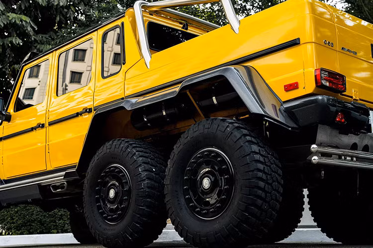 Tại thị trường Đông Nam Á, chỉ có khoảng 5 chiếc Mercedes-Benz G63 AMG 6x6 xuất hiện, bao gồm 1 chiếc tại Việt Nam. Ngoài ra, một đại gia ở Singapore còn mua hẳn chiếc Mercedes-Benz G63 AMG 6x6 qua gói độ Brabus siêu đắt đỏ khoảng 1,349 triệu đô la, khoảng 30,1 tỷ đồng.