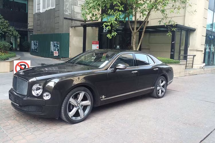 Tại thị trường Việt Nam, hiện giá bán của xe siêu sang Bentley Mulsanne Speed từ 19 đến 23 tỷ đồng. Trong số đó phải nói đến chiếc Mulsanne Speed sở hữu ngoại thất màu xanh diệp lục độc nhất được nhập khẩu chính hãng - chiếc siêu xe sang này có mức giá lên đến 25 tỷ đồng.