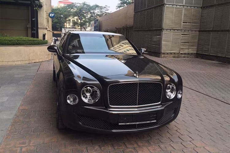 Thiết kế của phần đầu của Mulsanne Speed nổi bật với phần đầu xe là bộ lưới tản nhiệt dạng hình vuông lớn, biểu tượng "Flying B" của hãng xe Bentley đặt chính giữa. Cụm đèn pha lớn mang thiết kế hoài cổ dạng hình tròn cổ điển, viền với các dải đèn bóng LED nhỏ, đèn sương mù dạng gương cầu nằm dưới cản trước.