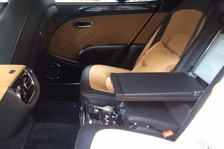 Bentley Mulsanne Speed 2016 được trang bị động cơ V8, tăng áp kép, dung tích 6,75 lít, sản sinh công suất tối đa 530 mã lực và mô-men xoắn cực đại 1.100 Nm. Kết hợp cùng hộp số tự động 8 cấp thể thao và hệ dẫn động cầu sau, chiếc xe siêu sang tăng tốc từ 0 lên 100 km/h trong 4,9 giây trước khi đạt tốc độ tối đa 305 km/h.