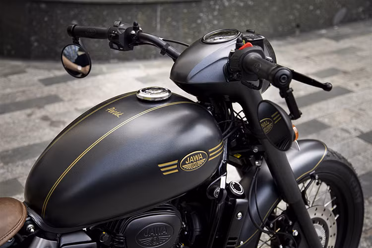 Đúng như tên gọi, Jawa Perak Bobber 350 2022 mới là mẫu xe có thể nói “hiếm hoi” trên thị trường hiện tại vẫn theo đuổi phong cách thiết kế Bobber cổ điển nhưng vẫn tôn trọng những giá trị văn hóa có từ lâu đời. Đặc trưng dễ nhận thấy là kiểu dáng hoài cổ với trọng tâm xe thấp, yên xe ở mức 750 mm, cùng trục cơ sở dài 1.485 mm. 