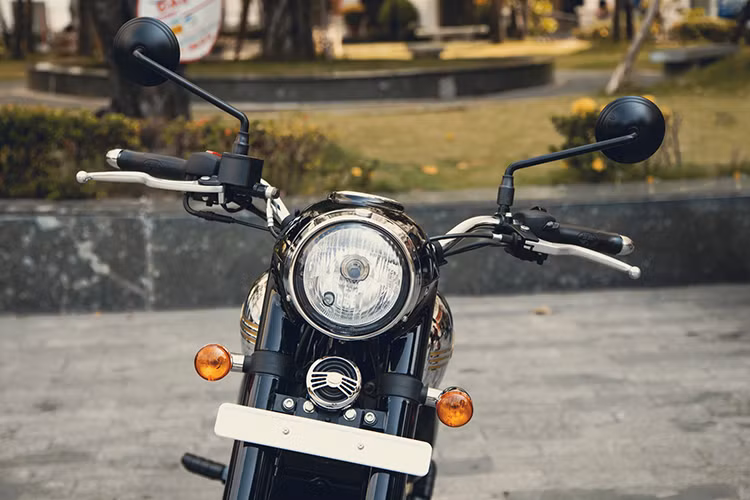 Jawa Classic 300 2022 mới sở hữu thông số dài x rộng x cao lần lượt 2.071 x 833 x 1.090 (mm). Xe có chiều dài cơ sở 1.369 mm (ngắn hơn khoảng 116 mm so với mẫu Perak Bobber 350). Mặc dù vậy, chiều cao yên xe trên Classic 300 lại nhỉnh hơn 15mm (ở mức 765 mm) so với “người anh em”.