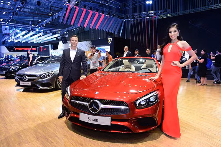 Không chỉ có mặt tại gian hàng Mercedes-Benz Việt Nam để thăm quan và khám phá các mẫu xe mới, tại đây Hoa hậu Việt Nam 2014 cũng giao lưu cùng người hâm mộ và đại diện của thương hiệu ngôi sao 3 cánh.