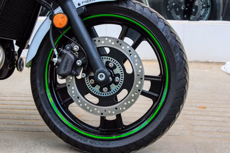 Trên phiên bản mới này, Kawasaki trang bị cho Vulcan S Cafe 2017 hệ thống phanh đĩa đơn cho cả 2 bánh với đĩa trước 300 mm và đĩa sau 250 mm đi kèm hệ thống chống bó cứng ABS mới nhất của hãng. Cả 2 bánh đều có vành đúc 5 chấu thể thao với vành trước kích thước 18 inch.