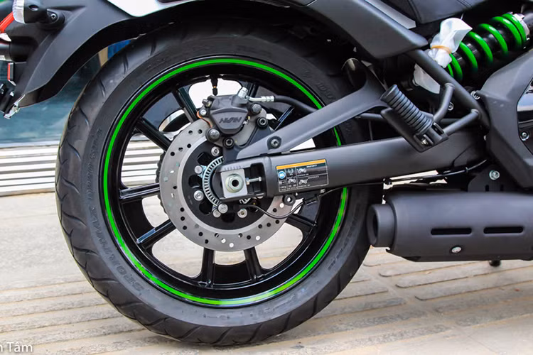 Là một mẫu xe mang đậm phong cách cruiser, tuy nhiên trên Vulcan S Cafe 2017 xe sử dụng hệ thống gầm khá cao giúp cho người lái cảm thấy thoải mái hơn khi sử dụng đa dạng địa hình. Ngoài ra xe được trang bị bộ bộ lốp lớn với kích thước trước là 120/70-18 và lốp sau là 160/60-17. Tuy nhiên hệ thống ống xả của xe lại đặt khá thấp.