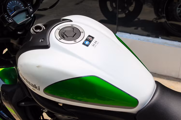 Chỉ thay đổi một số chi tiết bên ngoài, mẫu Vulcan S Cafe 2017 cũng giống như phiên bản trước khi được xây dựng và phát triển dựa trên "người anh em" ER-6N với kiểu dáng đặc trưng của một mẫu cruiser hạng trung đúng nghĩa như tay lái cao và dài, kết hợp cùng vị trí ngồi thấp với chiều cao yên chỉ vào khoảng 706 mm.