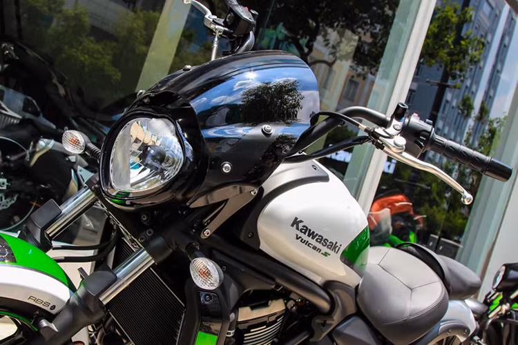 Về thiết kế bên ngoài, Kawasaki Vulcan S Cafe 2017 sở hữu một vài chi tiết mới tạo nên sự khác biệt khi so với phiên bản trước đó, mẫu xe mới này được trang bị thêm bộ kính chắn gió lớn, tem xe phong cách mới... Tuy nhiên, về tổng thể nó không có quá nhiều thay đổi so với "người anh em" Vulcan S 650 đang bán tại Việt Nam.