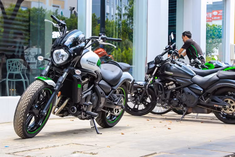 Vừa qua, loạt xe xe môtô Kawasaki Vulcan S Cafe 2017 là phiên bản nâng cấp của mẫu Cruiser hạng trung - Vulcan S đang được Kawasaki phân phối chính hãng, đã chính thức có mặt tại một số đại lý của hãng xe Kawasaki tại thị trường Việt Nam.