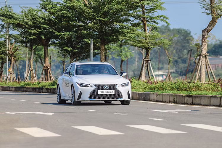 Hành trình Lexus Signature 2021 như một nốt ngân vang trong trẻo, là niềm phấn khích đến tột cùng bên cạnh sự tĩnh lặng êm dịu, cảm nhận được đặc quyền tận hưởng những giá trị nghệ thuật đỉnh cao, là tất cả những điều tinh tế nhất định hình nên phong cách sống sang trọng cho chủ nhân của những chiếc xe hạng sang Lexus.