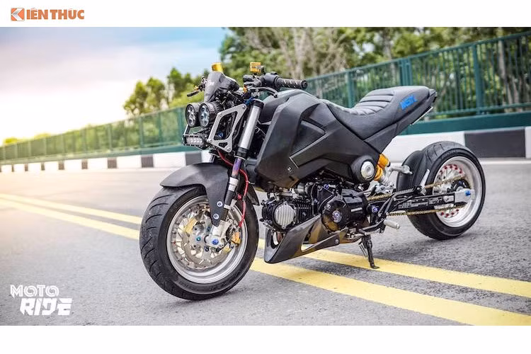 Trong đó, những chiếc MSX125 độ hạ gầm, nối gắp kiểu lowrider được khá nhiều dân chơi xe ưa chuộng. Dựa theo phong cách này, một dân chơi xe sống tại Sài Gòn đã "chi đậm" để "dọn" lại một chiếc MSX125 với các phụ tùng nhập ngoại "đúng chuẩn" để khiến chiếc xe có dáng độc đáo hơn.