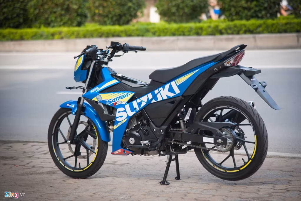 Mẫu underbone của Suzuki sở hữu kích thước dài, rộng, cao lần lượt 1.960 x 675 x 980 mm. Trục cơ sở xe ở mức 1.280 mm. Chiều cao yên 765 mm, khoảng sáng gầm xe 150 mm. Satria F150 nặng 109 kg.