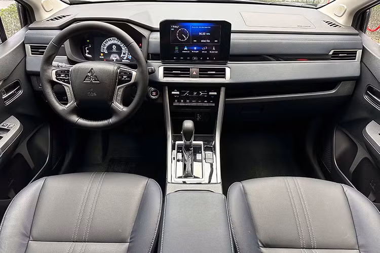 Mitsubishi Xpander Cross 2023 tu 698 trieu tai Viet Nam, nang cap dang tien-Hinh-3