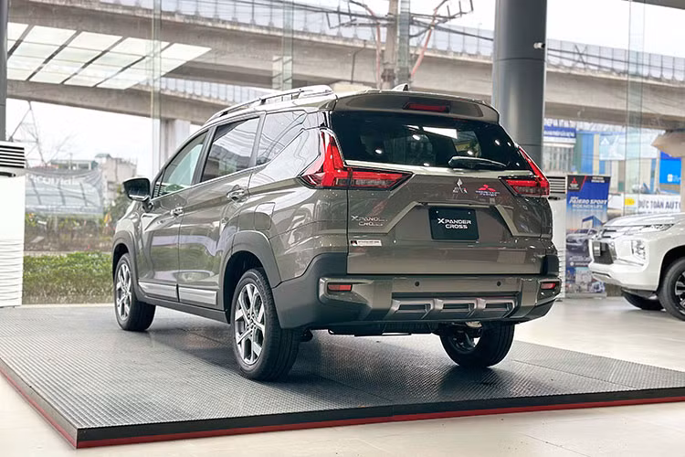 Mitsubishi Xpander Cross 2023 tu 698 trieu tai Viet Nam, nang cap dang tien-Hinh-2