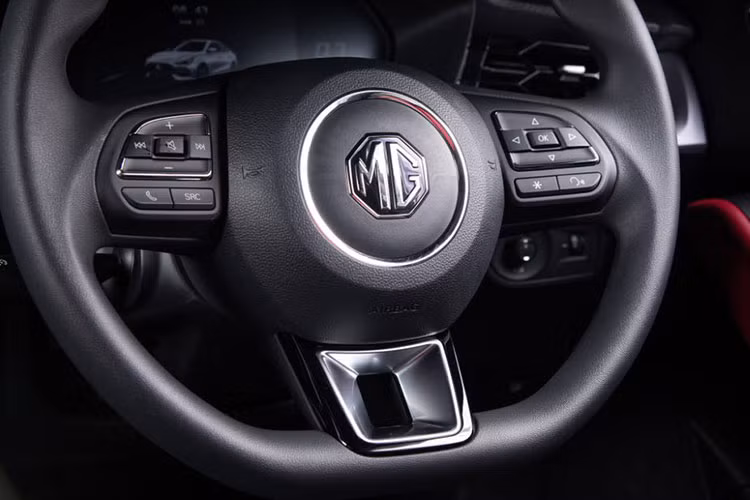 Màn hình giải trí cảm ứng 10 inch, hỗ trợ kết nối Bluetooth, Apple Car Play và Android Auto. Bảng điều khiển trung tâm với các cụm phím cũng như cần số hướng về người lái. Một số tính năng đáng chú ý bao gồm phím bấm khởi động Start-Stop, cửa sổ trời 4 chế độ điều chỉnh, điều hòa tự động có khả năng lọc bụi mịn PM2.5.