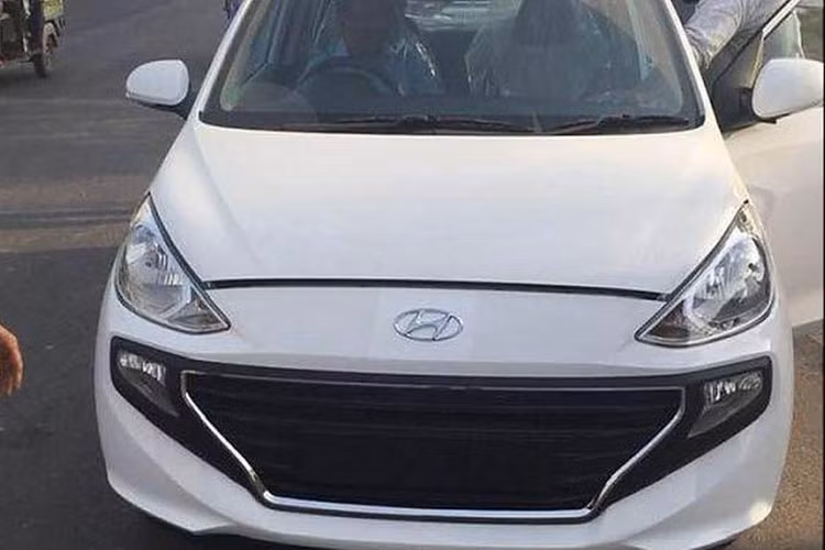 Theo kế hoạch, Hyundai Santro 2019 mới sẽ chính thức trình làng tại thị trường Ấn Độ vào ngày 23/10 tới đây. Tuy nhiên, trước thời điểm ra mắt mẫu xe mới này, những hình ảnh của xe siêu rẻ Hyundai Santro đã xuất hiện trên mạng xã hội với đầy đủ chi tiết và thông số.