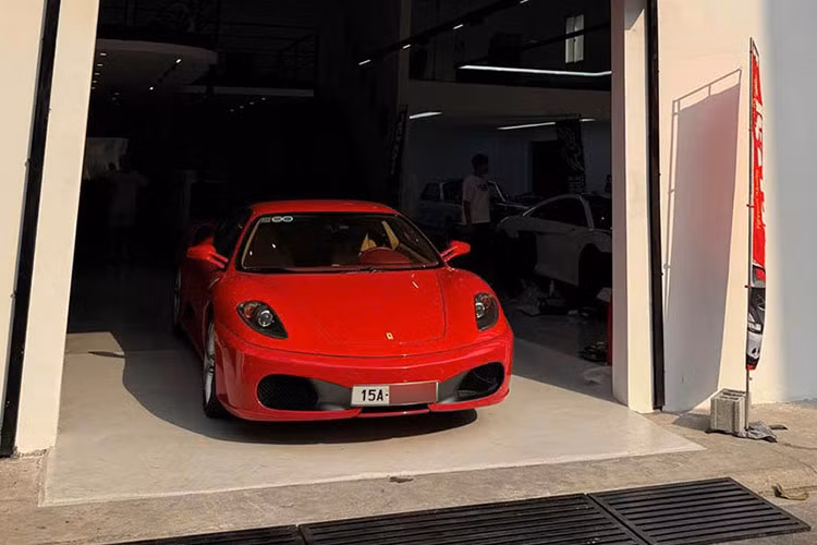 Mới đây, giới mê xe TP HCM đã khá bất ngờ khi bắt gặp 1 chiếc Ferrari F430 biển số Hải Phòng lăn bánh trên đường, lý do là dòng siêu xe này có số lượng chỉ đếm trên đầu ngón tay ở Việt Nam, và xe nào bán đều bị ông Đặng Lê Nguyên Vũ nhanh chóng mua lại.