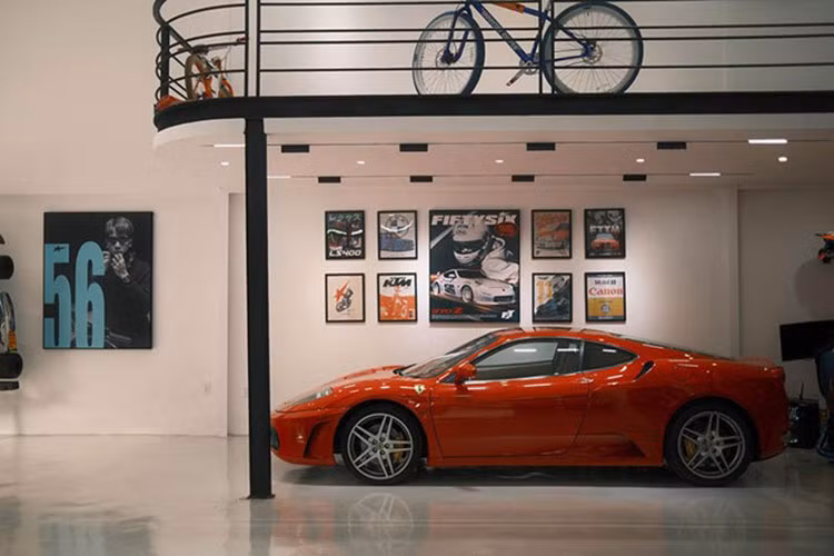 Tuy nhiên chỉ sau 2 ngày dạo chơi cùng chủ nhân, chiếc siêu xe Ferrari F430 hiếm hoi còn sót lại trên thị trường đã nhanh chóng bị ông Đặng Lê Nguyên Vũ mua về để cho vào bộ sưu tập "ngựa chồm" của mình.