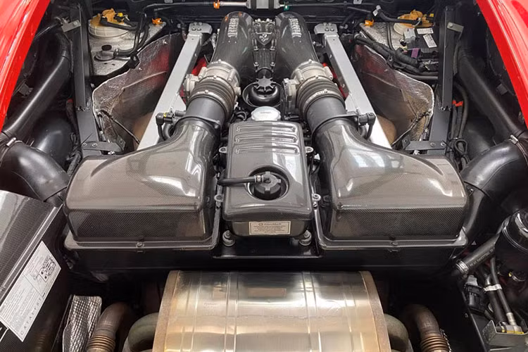 Siêu xe Ferrari F430 của Qua Vũ được trang bị động cơ V8, dung tích 4.3 lít, sản sinh công suất tối đa 490 mã lực và mô-men xoắn cực đại 465 Nm.
