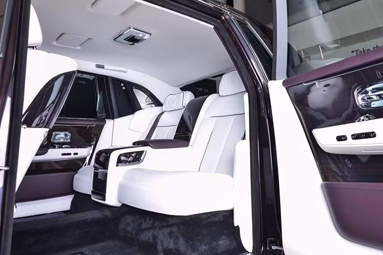 Ngoài ra, thiết kế tổng thể của xe sẽ vẫn được lấy từ Phantom thế hệ thứ VII tuy nhiên chất liệu được sử dụng đã bước sang một trang mới. Trung tâm bảng điều khiển là sự xuất hiện của một màn hình cảm ứng rộng 12,3 inch có khả năng đóng vào tương tự Ghost Series II hay Dawn. Ở những chi tiết khác, Rolls-Royce Phantom 2018 vãn mang phong cách thương gia với đầy đủ tiện nghi xa xỉ nhất.