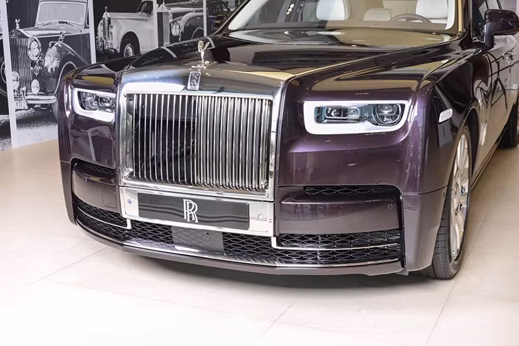 Lướt qua thị trường xe tư nhân, một doanh nghiệp Sài Gòn hiện đang chào bán một chiếc Phantom EWB 2018 với mức giá khiến nhièu giới chơi xe cũng phải "giật mình". Cụ thể, mức giá đàm phán ban đầu được đưa ra là 55,2 tỷ đồng, nếu như khách hàng đồng ý, xe sẽ ngay lập tức được vận chuyển từ nước ngoài về Việt Nam.