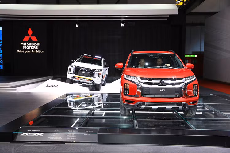 Outlander Sport 2020 sở hữu ngôn ngữ thiết kế Dynamic Shield mới của Mitsubishi với phần mặt ca-lăng to bản và góc cạnh. Cụm đèn pha dạng Led mang dáng dấp Eclipse Cross cùng cản trước được tái thiết kế mang đến sự mạnh mẽ tương tự như hai "người anh em" Triton và Xpander.