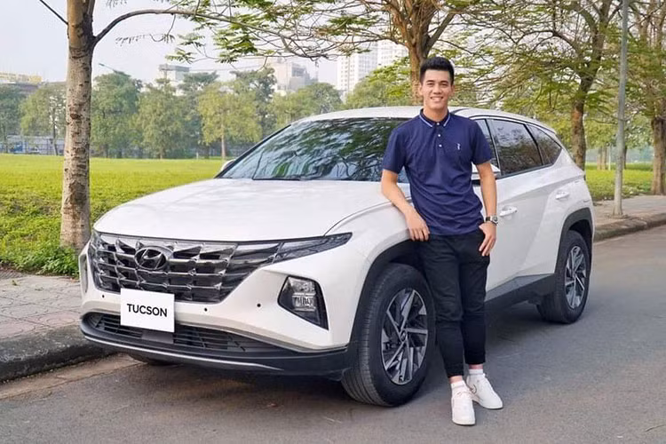 Trước khi cùng đồng đội nhận nhiệm vụ chinh phục giải thưởng cao nhất là huy chương vàng môn bóng đá nam tại Đại hội thể thao Đông Nam Á lần thứ 31, Tiến Linh đã chia sẻ với cộng đồng mạng việc anh mới sắm thêm chiếc xe Hyundai Tucson 2022 mới.