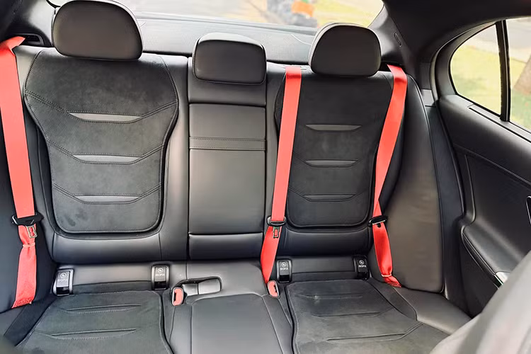 Dưới nắp ca-pô, Mercedes-AMG C 63 S E Performance 2024 sử dụng hệ truyền động plug-in hybrid, bao gồm động cơ xăng 2.0L (476 mã lực) và mô-tơ điện (204 mã lực) đặt ở cầu sau, đi kèm hệ thống vi sai điện tử và bộ truyền động 2 cấp.