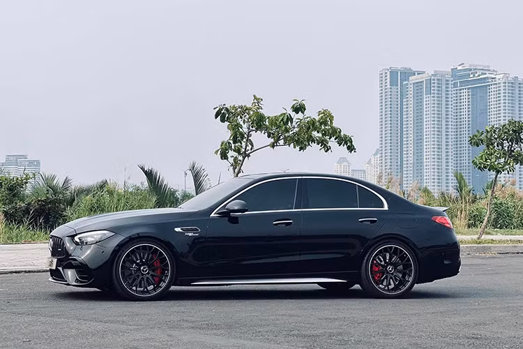 Mẫu sedan hiệu suất cao này có kích thước tổng thể dài x rộng x cao lần lượt là 4.842 x 1.890 x 1.458 mm, chiều dài cơ sở đạt 2.875 mm. So với các phiên bản C-Class thông thường, C63 S E Performance dài hơn 83 mm, rộng hơn 76mm ở phía trước và có trục cơ sở dài hơn 10mm.