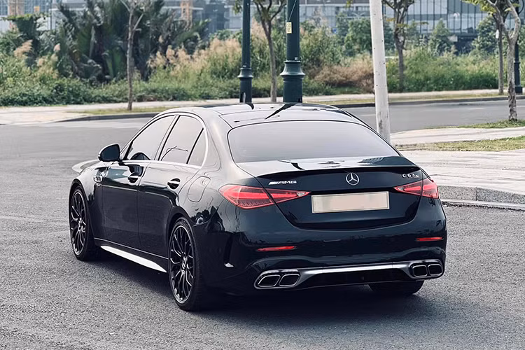 Qua những hình ảnh được đăng tải, chiếc Mercedes-AMG C63 S E Performance 2024 siêu lướt này sở hữu ngoại thất màu đen bóng bẩy. Do quãng đường di chuyển chưa nhiều, tình trạng xe gần như mới, lớp sơn còn nguyên độ sáng bóng.