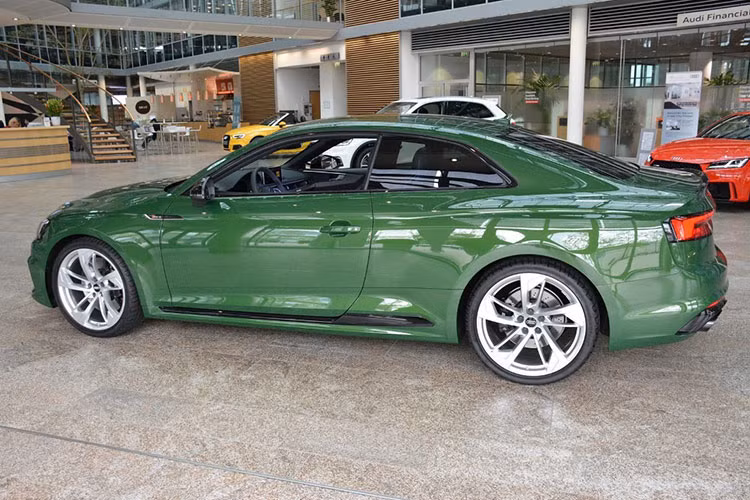 Audi RS5 hoàn toàn mới có dáng vẻ thể thao hơn hẳn chiếc A5 tiêu chuẩn. RS5 Coupe mới sở hữu lưới tản rộng hơn, khe hút gió lớn và góc cạnh hơn, bổ sung khe hút gió cũng như thiết kế đèn pha Matrix LED và kích thước chắn bùn rộng hơn. Ngoài ra, lưới tản nhiệt của xe rộng hơn với màu tối và có viền bằng nhôm sáng với logo RS, cản trước góc cạnh và hạ thấp hơn, vòm bánh xe rộng hơn.