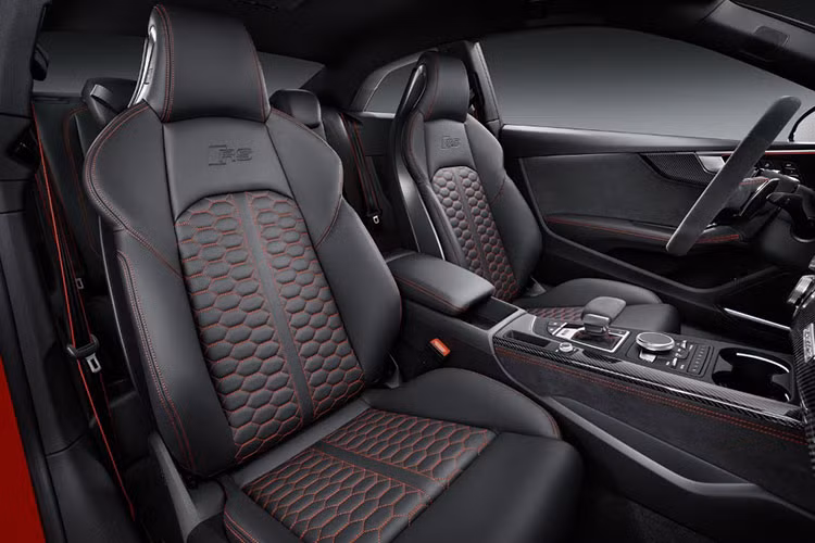 RS5 có tùy chọn hệ thống MMI Navigation Plus với MMI touch, Audi connect &amp; LTE. Hành khách thậm chí có thể trực tuyến với thiết bị di động của họ thông qua tùy chọn Wi-Fi hotspot, kết nối Apple CarPlay và Android Auto. Các công nghệ cao cấp khác trên RS 5 Coupe mới bao gồm màn hình hiển thị head-up với 30 hệ thống hỗ trợ lái xe...