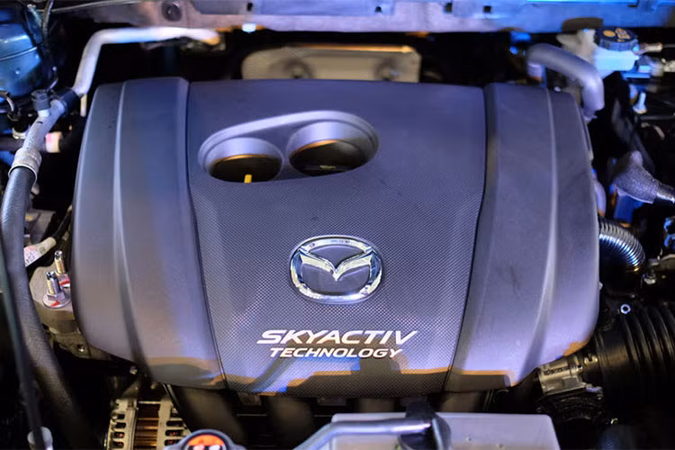 Chiếc CX-5 của Thành Lương sử dụng động cơ SkyActiv 2,5 lít, công suất 185 mã lực và mô-men xoắn 250 Nm, kết hợp hộp số tự động 6 cấp. Đáng hcus ý, phiên bản 2.5 này được trang bị hệ thống hiển thị thông tin trên kính lái HUD thế hệ mới và hệ thống hỗ trợ an toàn i-Activsense.