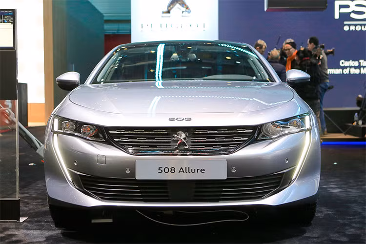 Lưới tản nhiệt quen thuộc nhưng đi kèm cụm đèn pha thanh mảnh hơn và các đèn chạy ban ngày LED hình dạng răng nanh. Nó được trang bị kính chắn gió dốc hơn và nghiêng đậm về phía sau, kết hợp với các đường nét thân xe mới, tạo cảm giác thể thao và “coupe” hơn.