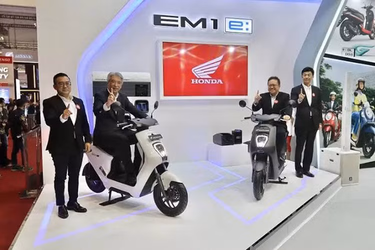 Honda se khai tu loat xe may chay xang vao nam 2040