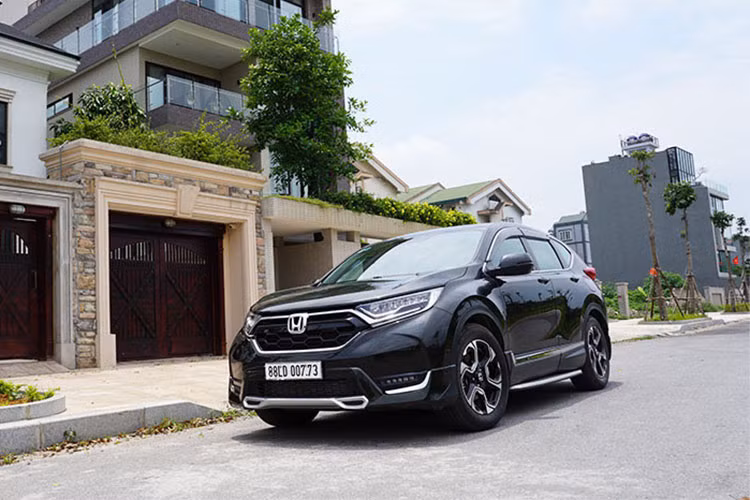 Dù không còn đủ xe để giao nhiều như tháng trước nhưng với 700 xe giao tới khách hàng trong tháng 5 và gần 3.470 xe trong 5 tháng (mà thực chất chỉ có 3 tháng), Honda CR-V mới cũng có mức tăng trưởng tương ứng tới 112% và 164% so với cùng kỳ, cao thứ hai và thứ nhất thị trường.