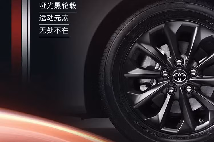 Chưa hết, hãng Toyota còn chuyển đèn sương mù trước của xe từ hai bên góc cản trước vào bên trong lưới tản nhiệt dưới. Thêm vào đó là 2 khe gió hình tam giác mới, tăng vẻ thể thao cho đầu xe của Toyota Corolla GR Sport 2022. Tiếp đến là bộ vành la-zăng đa chấu có đường kính 16 inch và được sơn màu đen nhám. 