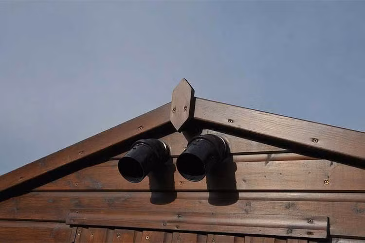 Nhờ tấm kính chắn gió khá dài cùng hệ thống camera đảo chiều, Kevin có thể điều khiển nhà kho này khá thoải mái với tầm nhìn rất rộng. Được biết, chiếc Passat mà Kevin tận dụng đã chạy được hơn 305.000km trước khi bị anh mổ xẻ. Sau khi hoàn thiện vào năm 2015, anh đã điều khiển căn nhà gỗ này chu du hơn 32.000km để quyên góp tiền từ thiện.