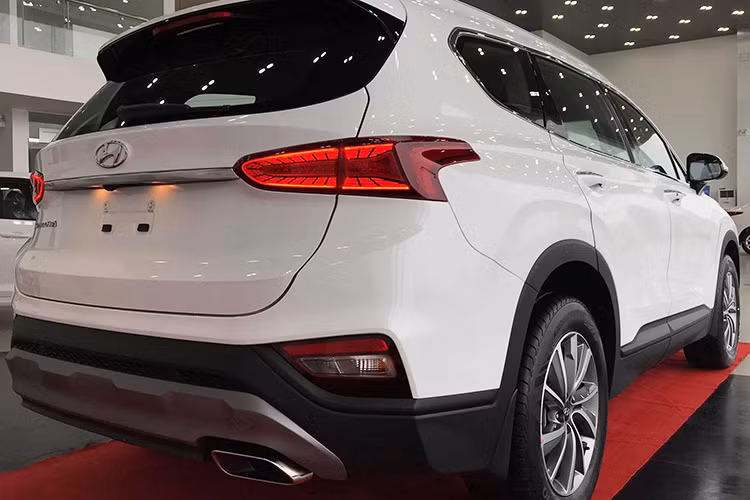 Về phía nhà sản xuát và phân phối Hyundai Thành Công tại Việt Nam hiện không đưa ra ý kiến nào về những thông tin này, đại diện của ãng xe Hàn Quốc chỉ xác nhận rằng Hyundai SantaFe 2019 sẽ được lắp ráp trong nước tại nhà máy của Hyundai Thành Công ở Ninh Bình và chuẩn bị ra mắt và bán ra trong thời gian tới đây.
